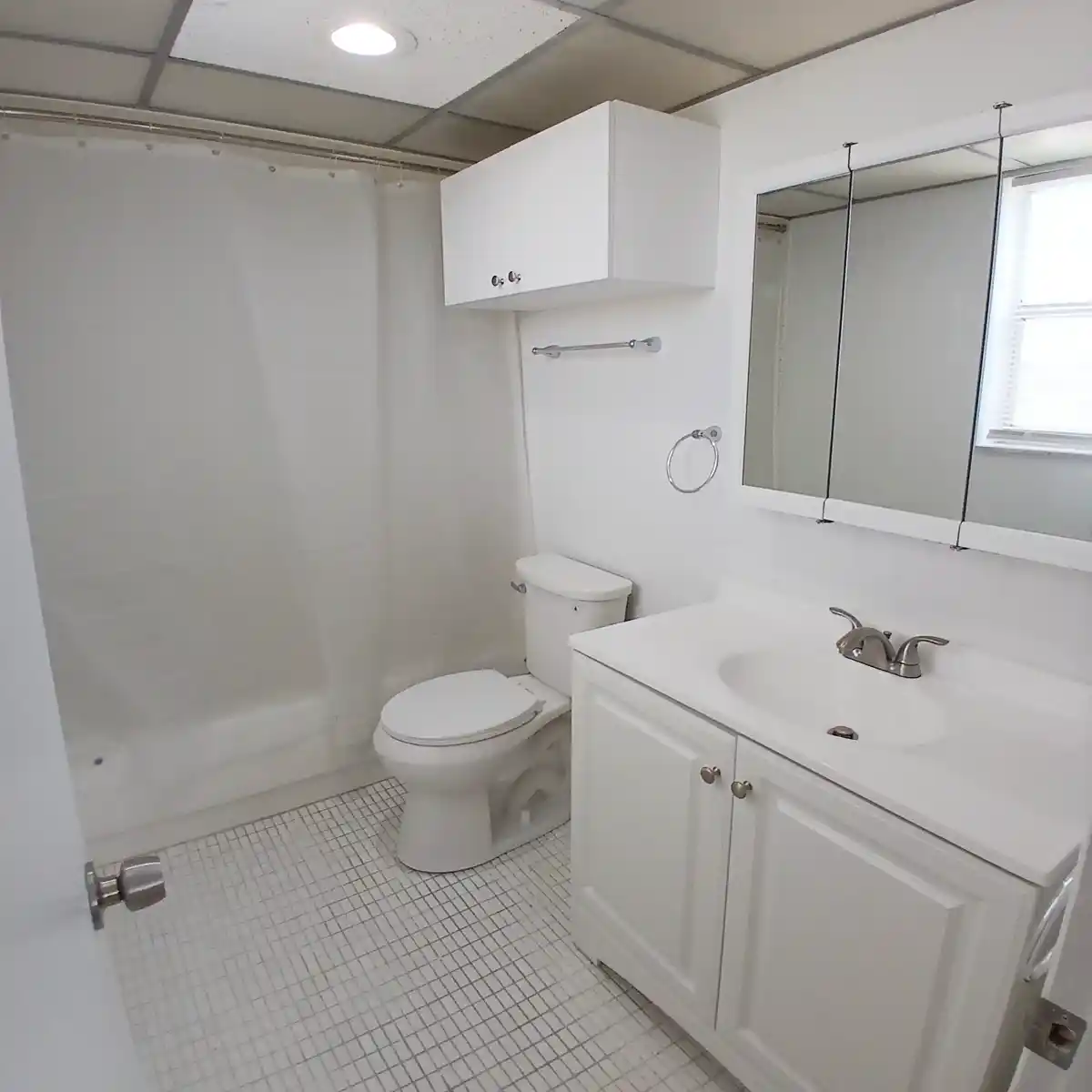 470 Executive Center Dr 4N West Palm Beach FL 33401 Primary Bathroom