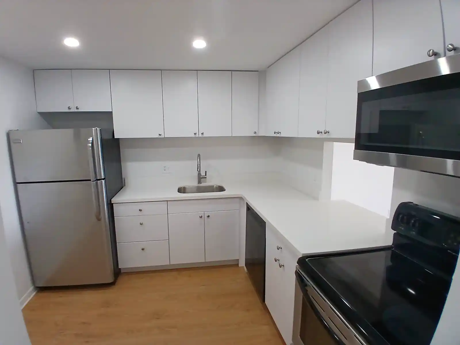 470 Executive Center Dr 4N West Palm Beach FL 33401 Renovated Kitchen