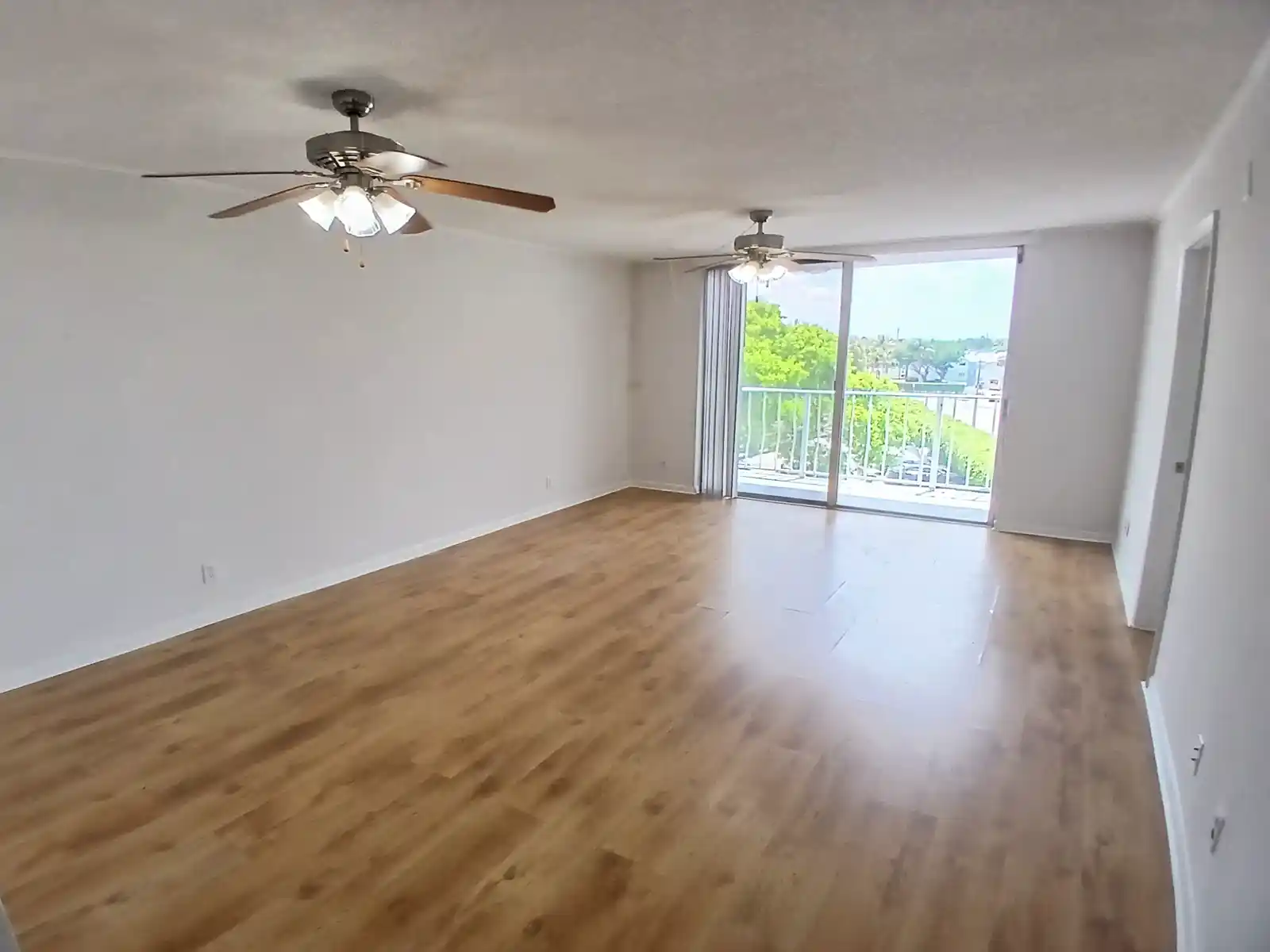 470 Executive Center Dr 4N West Palm Beach FL 33401 1600x1200 Living Room