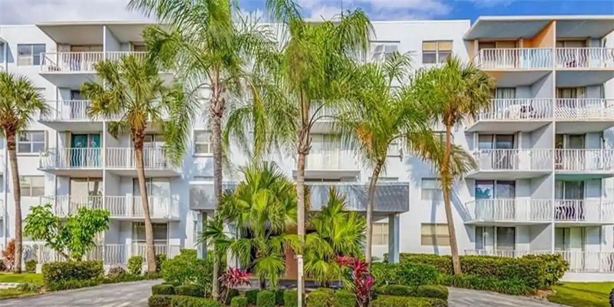 470 Executive Center Dr 4N West Palm Beach FL 33401-2979 Front of Building + Palm Trees Image