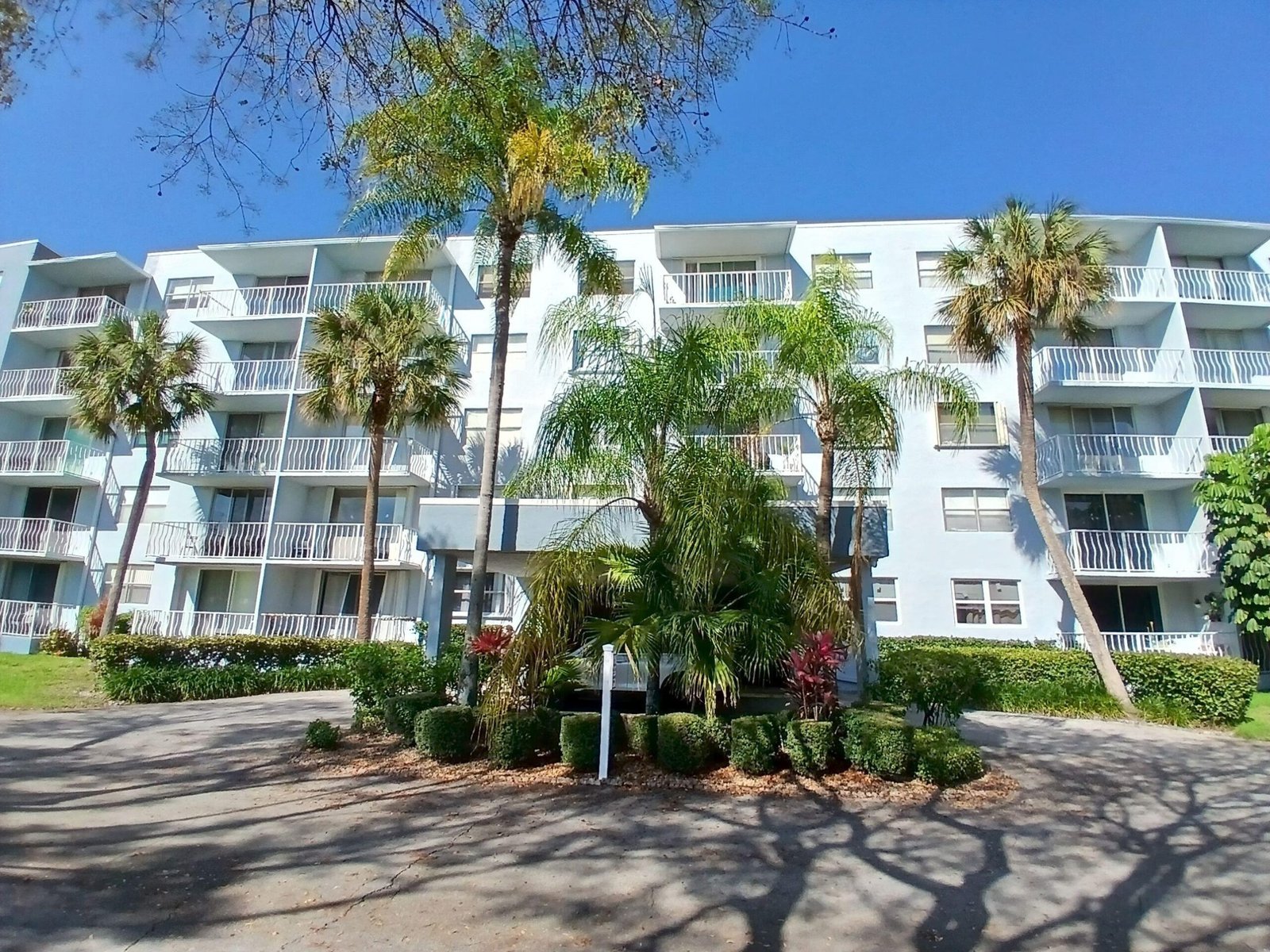 470 Executive Center Dr 4N, West Palm Beach, FL 33401 #B26006690 470 Executive Center Drive 4n West Palm Beach FL 33401 MLS #B26006690 Front of Condo Building